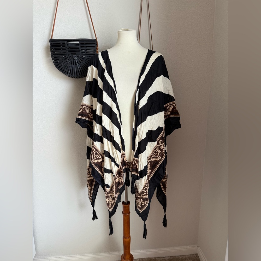 Theodora and Callum Black & White Wrap, O/S Missy
